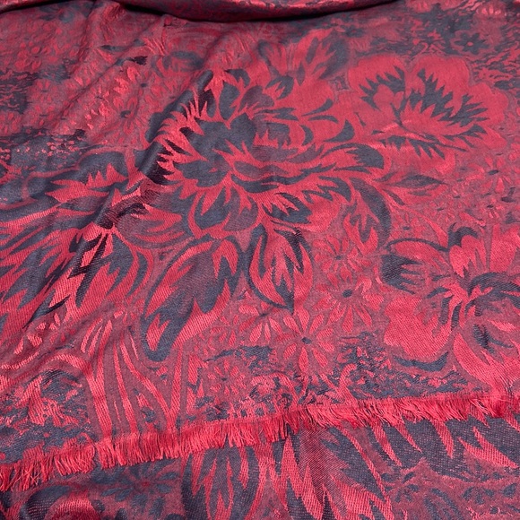 Women’s Scarfs - Picture 2 of 3